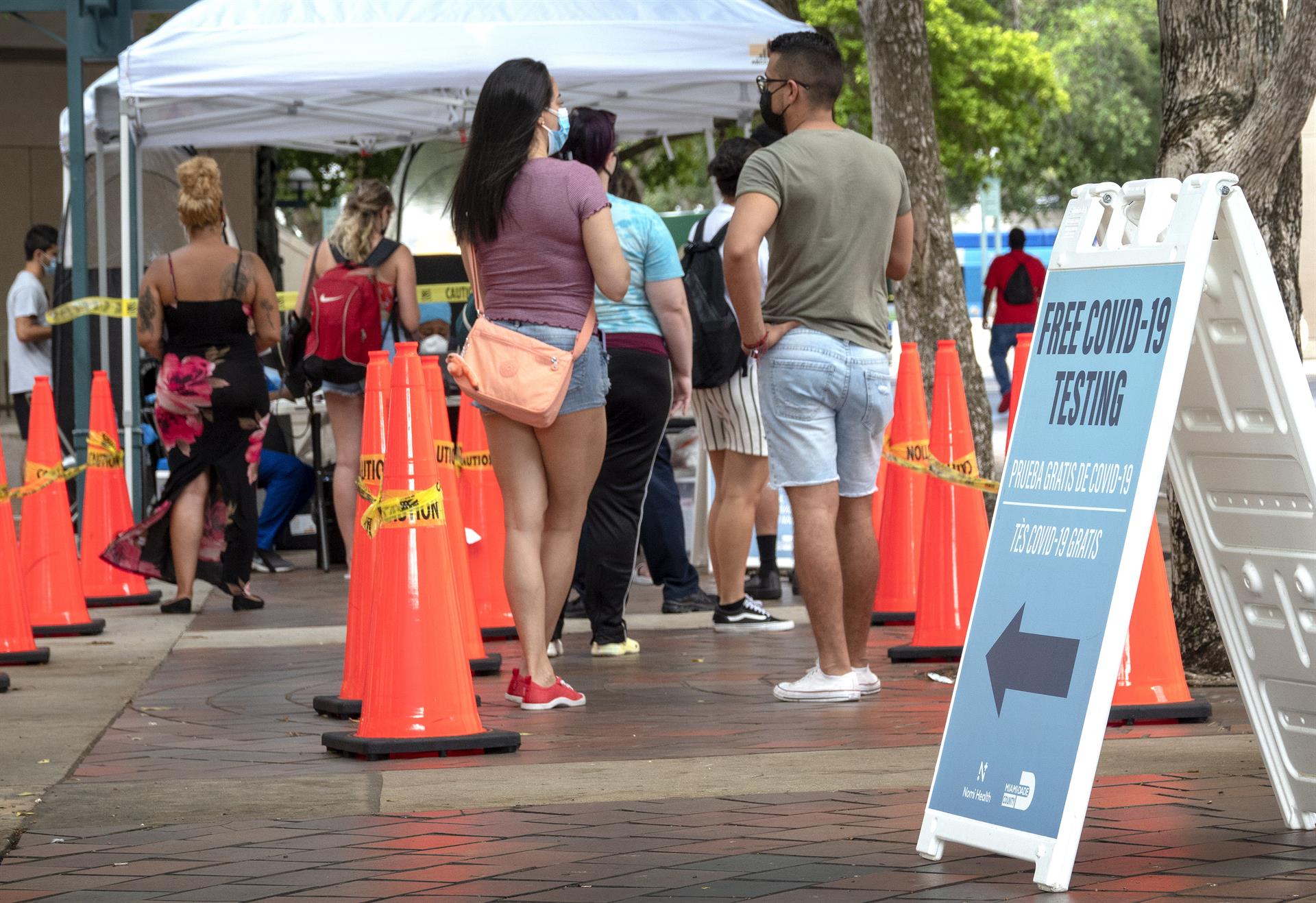 Niveles de transmisión de la covid-19 permanecen altos en casi todo Florida