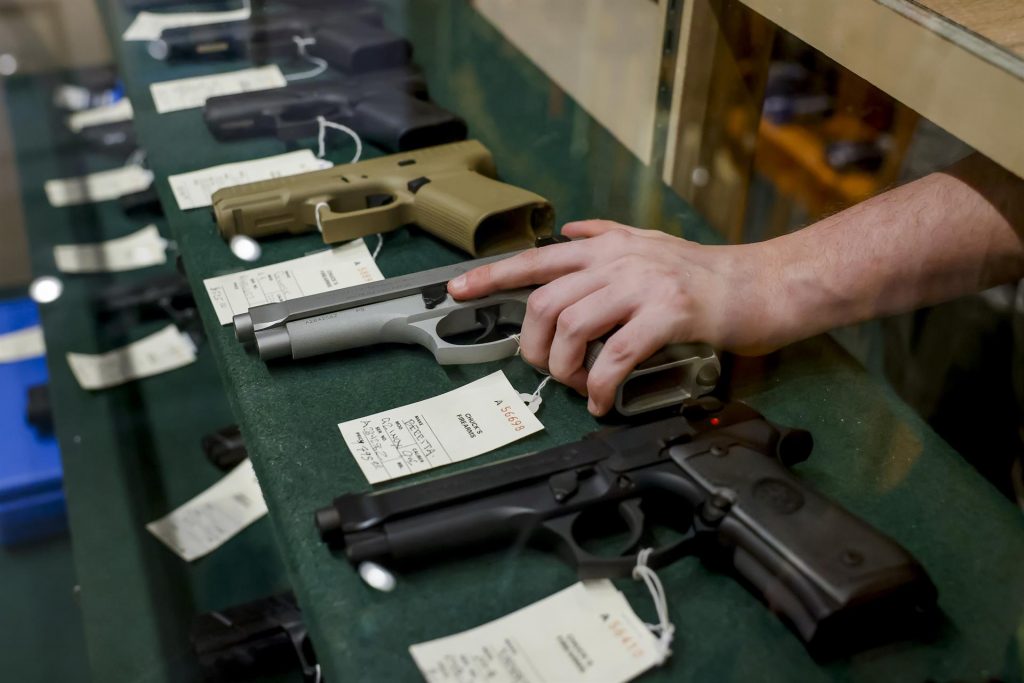 Según FBI, retrasos en comprobación de antecedentes habrían favorecido venta de un millón de armas en 2020 y 2021