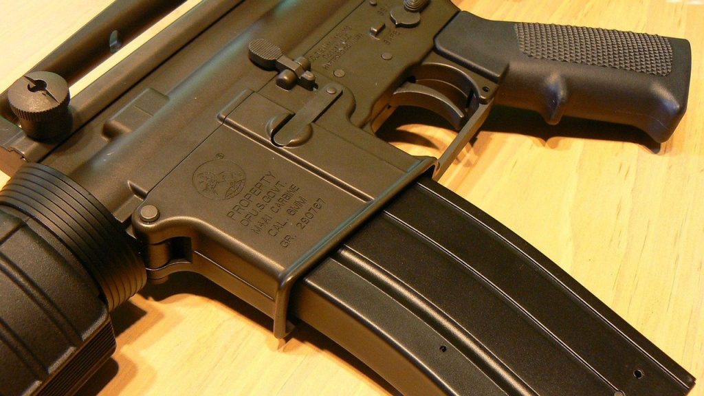 Fabricantes de armas en la mira ante aumento sin precedentes, en ventas de rifles de asalto en EEUU