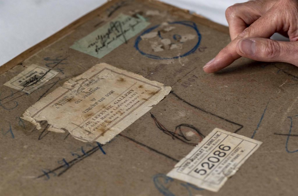 (+Foto) Hallan un autorretrato de Vincent van Gogh escondido en el reverso de uno de sus lienzos