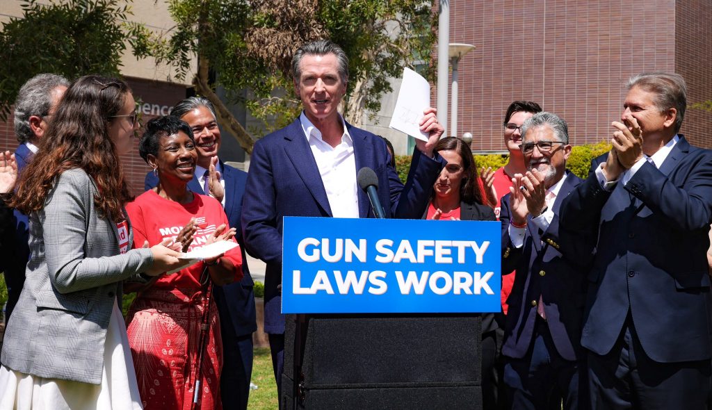 Gobernador Newsom firmó ley de control de armas que permite demandar a fabricantes en California