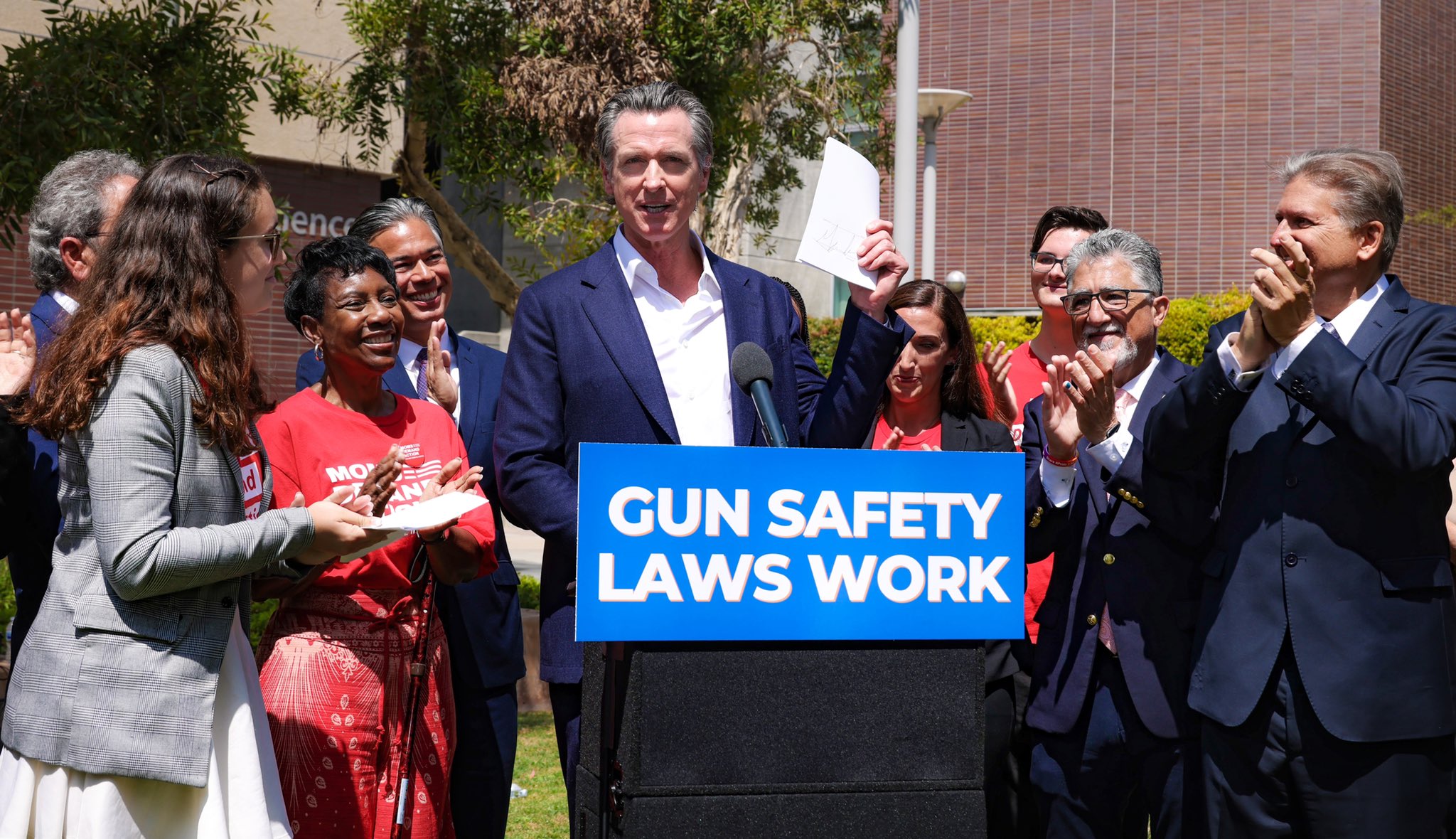 Gobernador Newsom firmó ley de control de armas que permite demandar a fabricantes en California