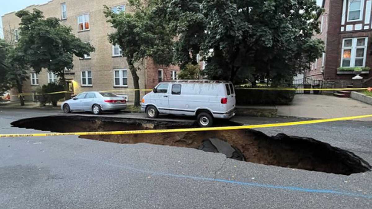Inundaciones en Nueva York originaron sumidero que se tragó una camioneta en el Bronx