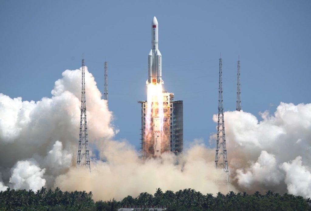 Restos de cohete chino orbitan en el espacio pero Pekín dice que riesgo por caída es "extremadamente bajo"