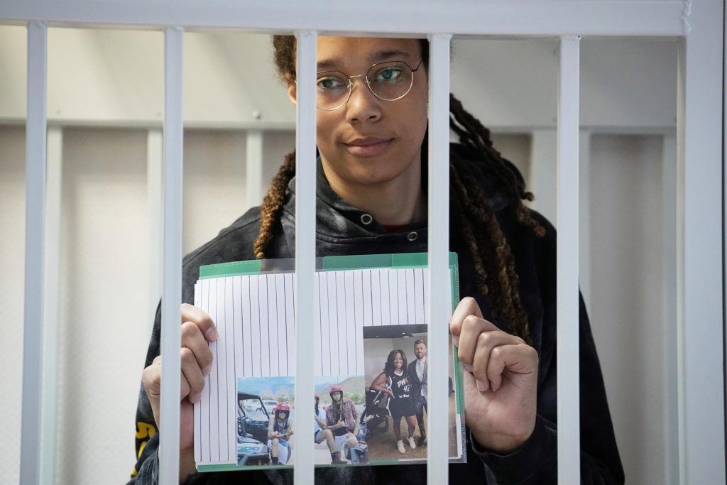 EEUU negocia con Rusia liberación de un preso ruso a cambio de 2 detenidos estadounidenses