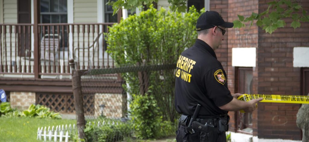 Sospechan que madre de Connecticut estranguló a sus 3 hijos y luego se ahorcó