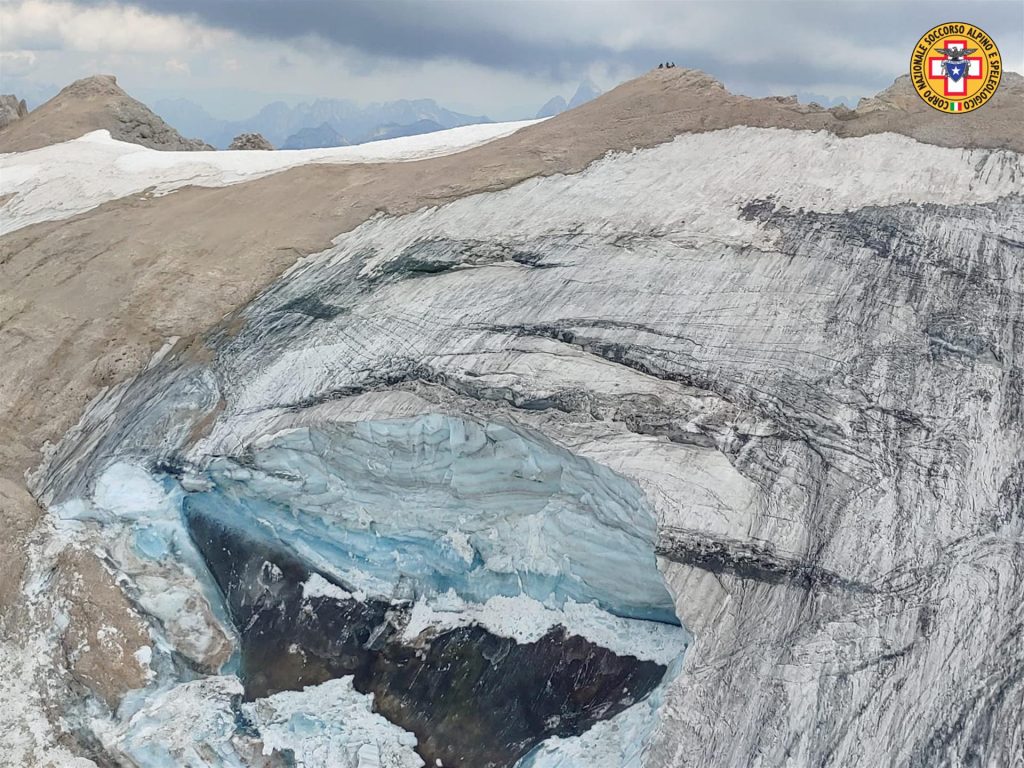 (+Videos) 6 muertos y 20 senderistas desaparecidos tras el colapso de glaciar en los Alpes italianos