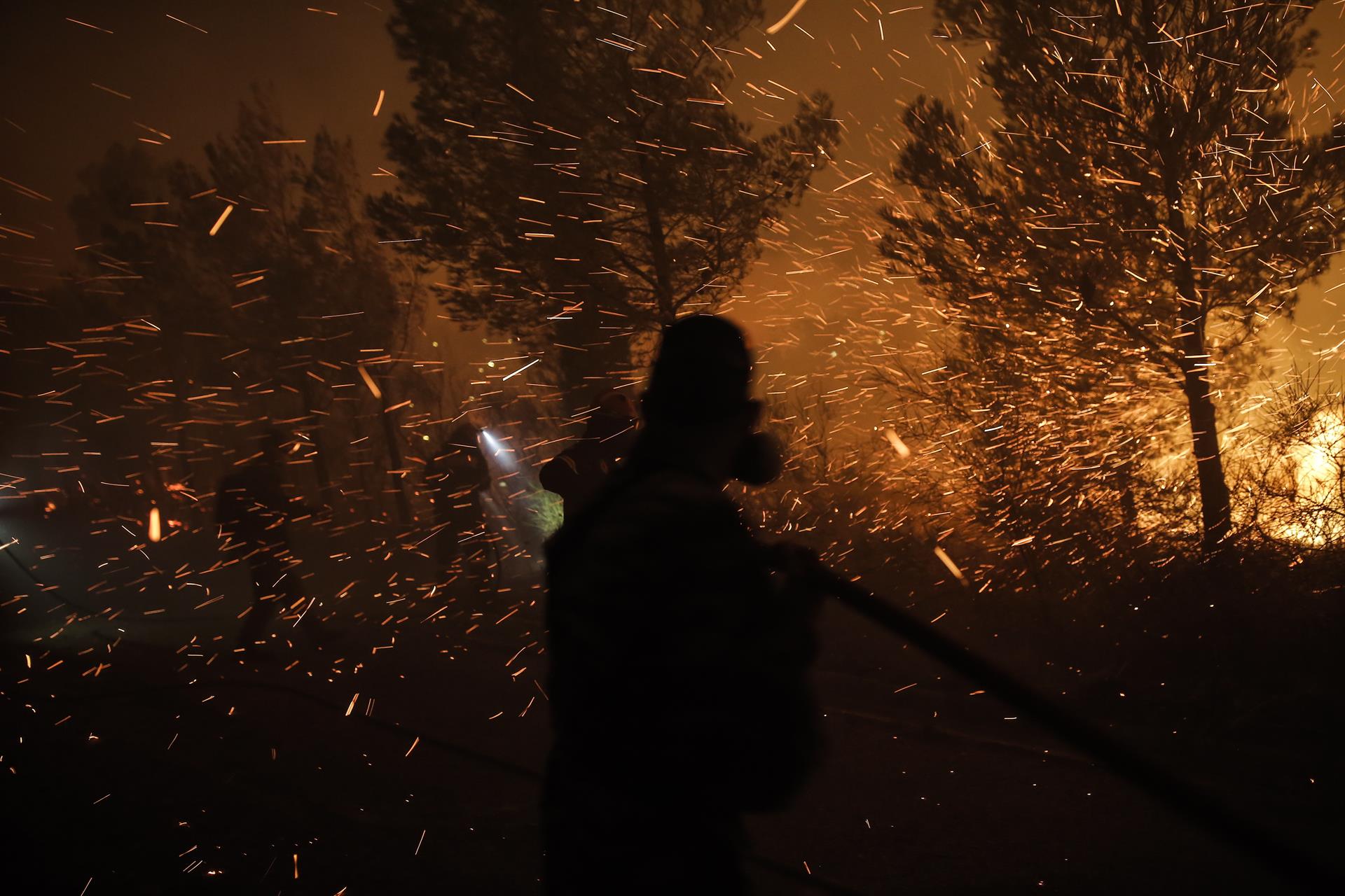 Fuego descontrolado al norte de Atenas alcanzó ya las primeras casas y sigue extendiéndose