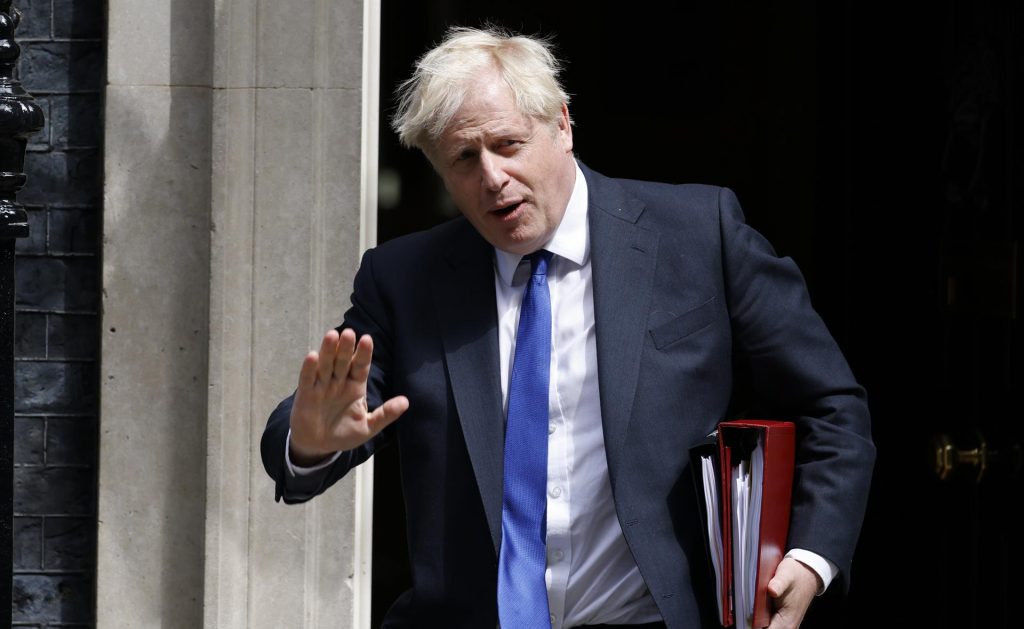 Boris Johnson no contempla la dimisión pese al ultimátum de sus ministros y diputados