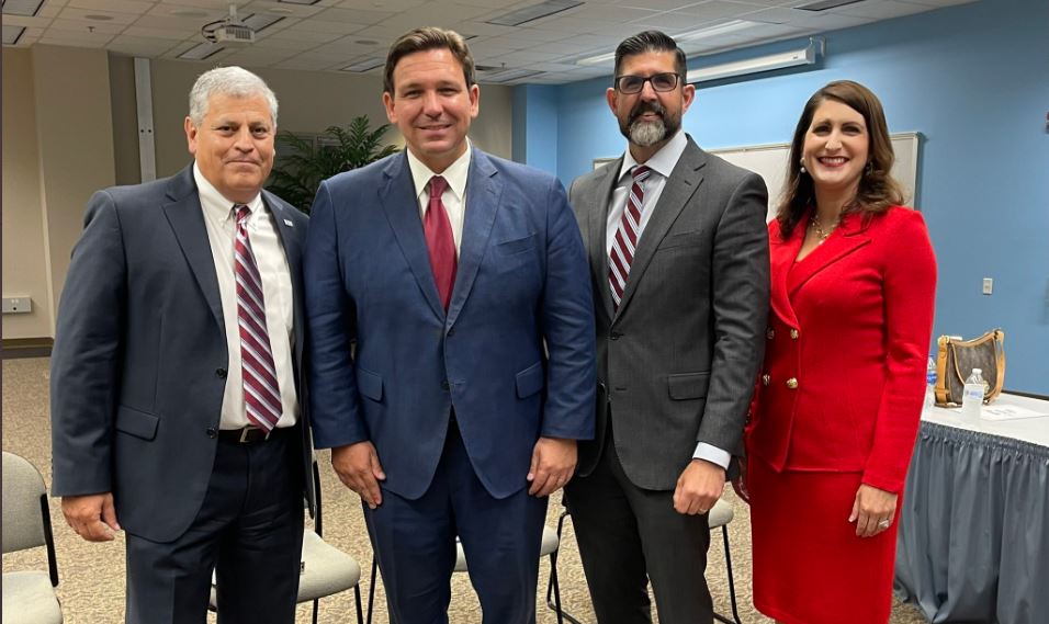 Gobierno de DeSantis pide a escuelas que ignoren pautas federales de identidad de género