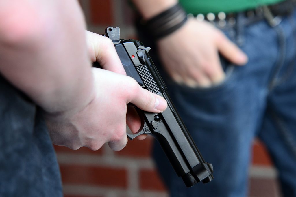 Arrestados 2 menores que jugaban con una pistola en Florida