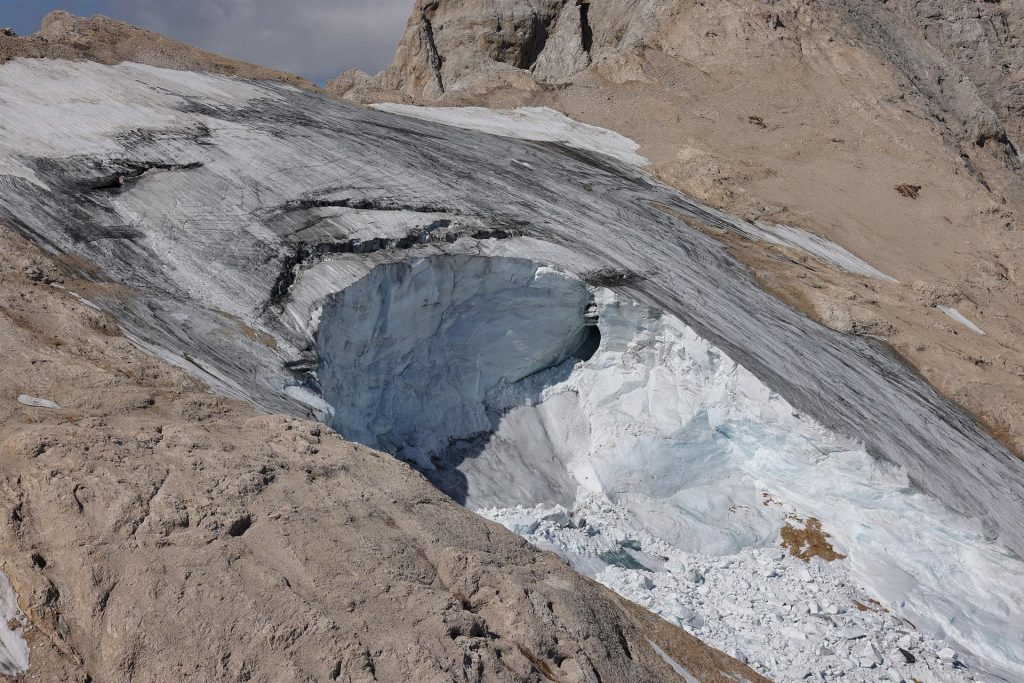 Ya son 9 los muertos bajo el glaciar de la Marmolada italiana