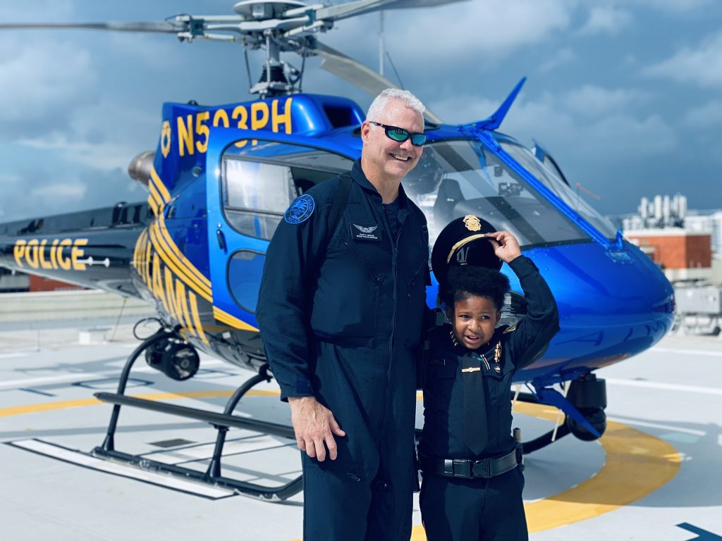 El sueño de un niño con tumor cerebral se hizo realidad en Miami ser policía por un día
