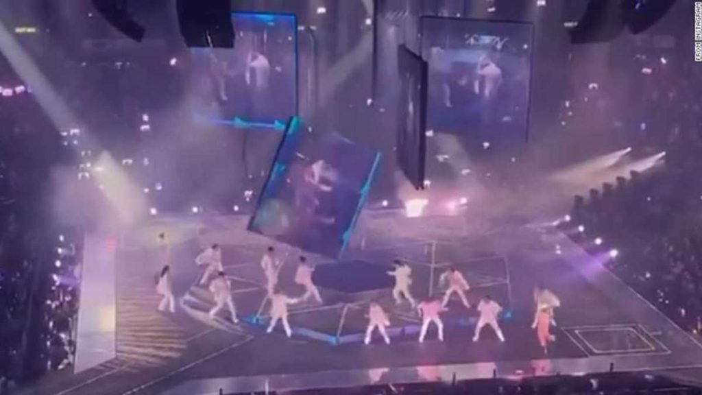 Enorme pantalla aplastó a unos bailarines en pleno concierto en Hong Kong