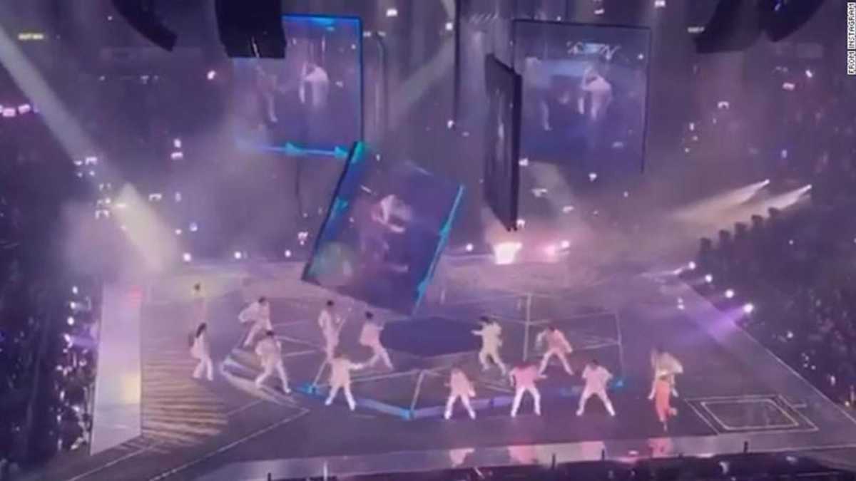 Enorme pantalla aplastó a unos bailarines en pleno concierto en Hong Kong