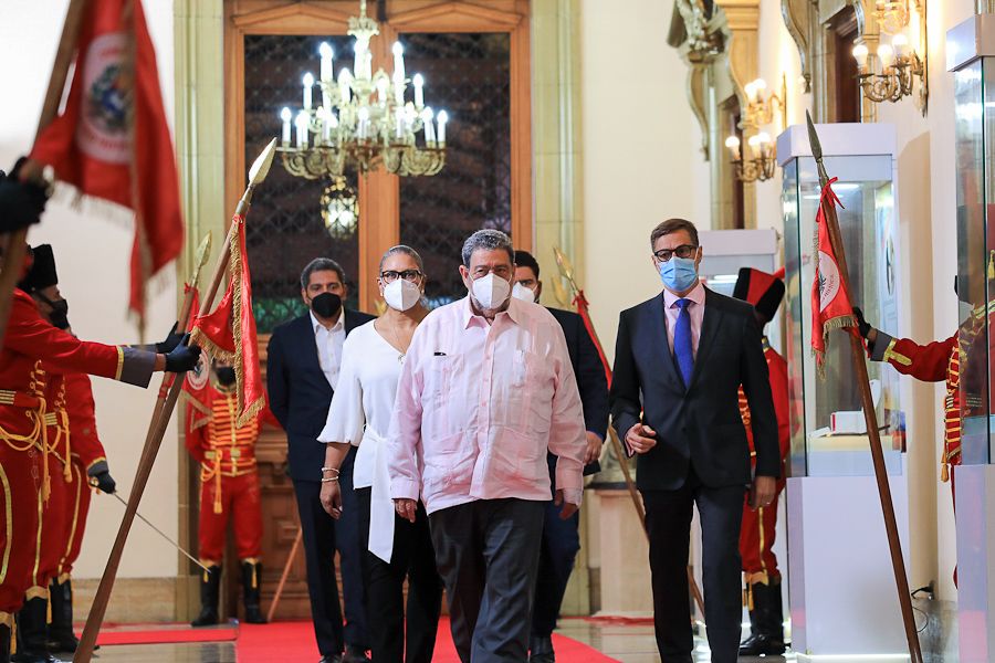 Líderes acuerdan retomar PetroCaribe e importar crudo de Venezuela
