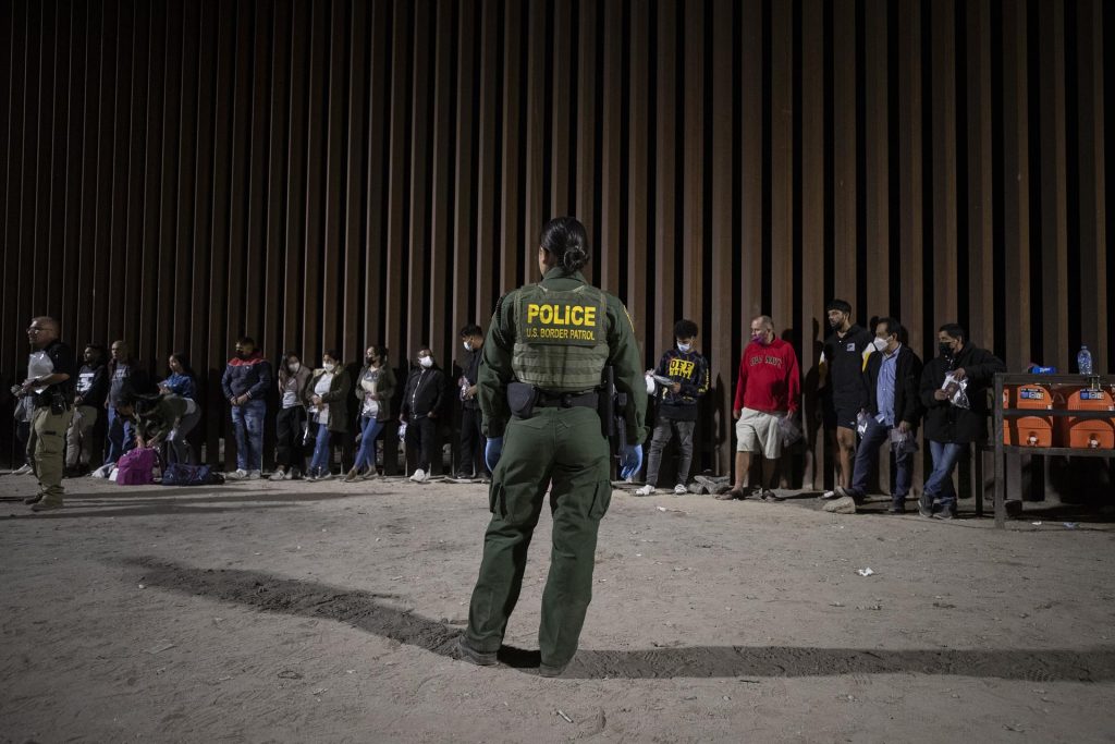 HRW pide poner fin a la política migratoria "racista y abusiva" de Texas