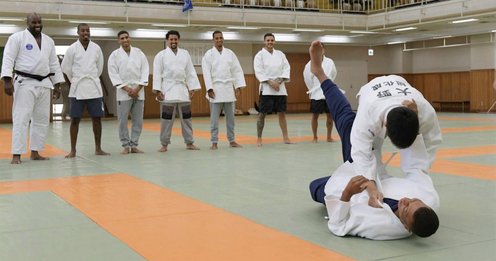 Miembros del PSG cambian el balón por el kimono