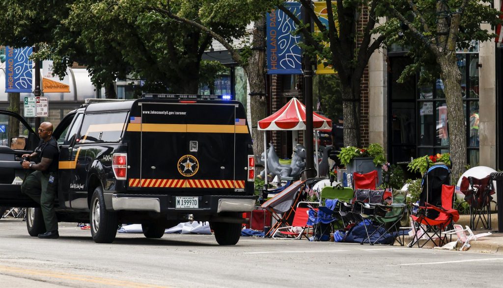 Autor del tiroteo de Illinois disparó a la multitud desde un tejado