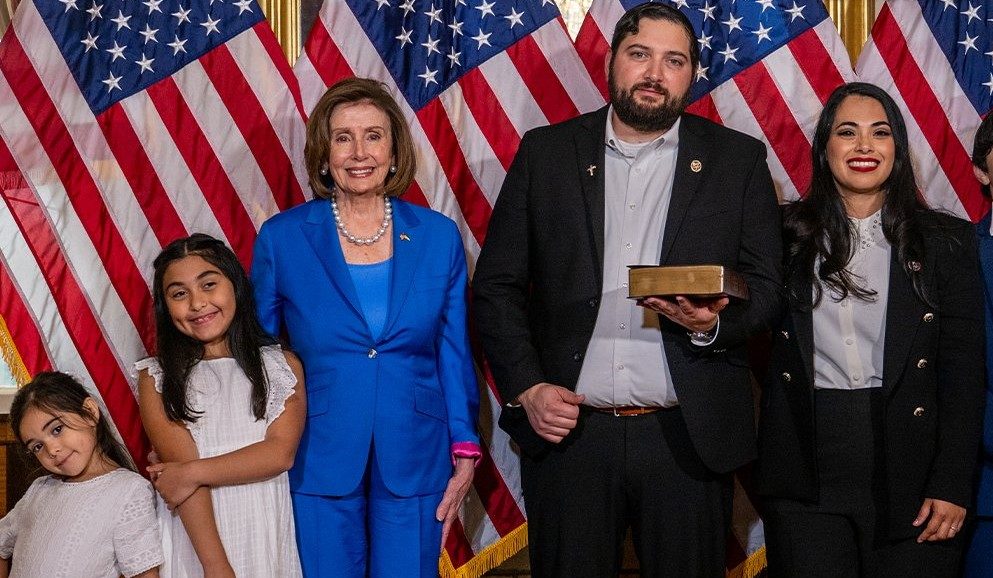 (+Video) ¿Empujó Nancy Pelosi a la hija de la representante Mayra Flores?