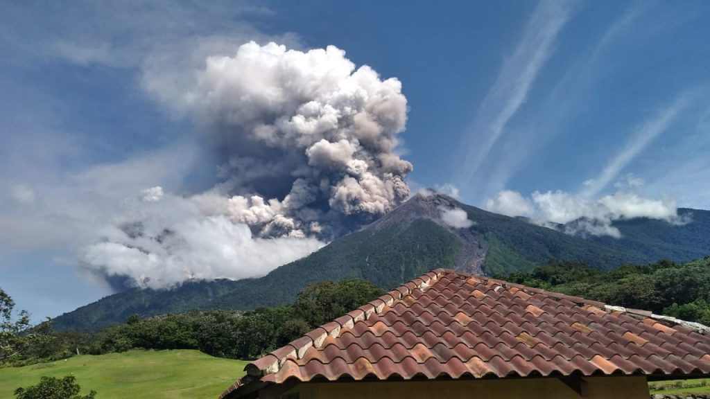 Guatemala se mantiene en alerta por aumento de actividad de volcán de Fuego