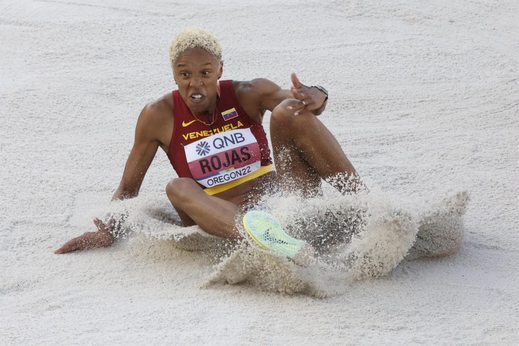 Venezolana Yulimar Rojas se cuelga su tercer oro en salto triple en Mundial de Atletismo