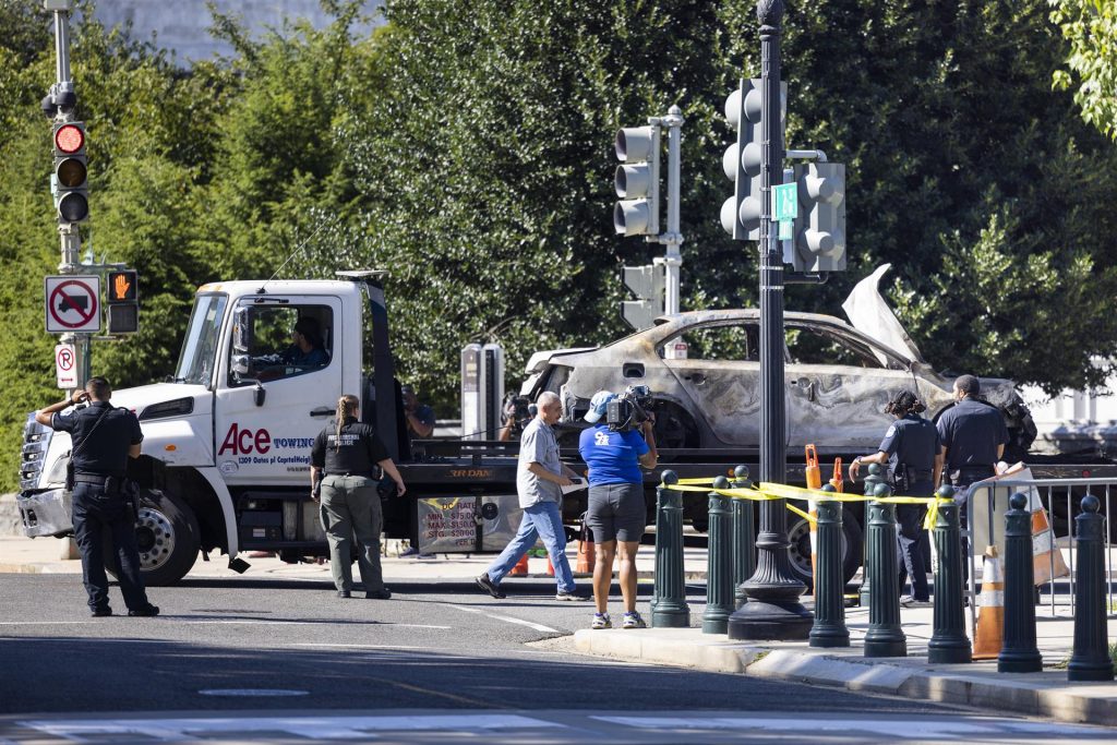 Un hombre se suicida tras chocar su auto contra valla del Capitolio