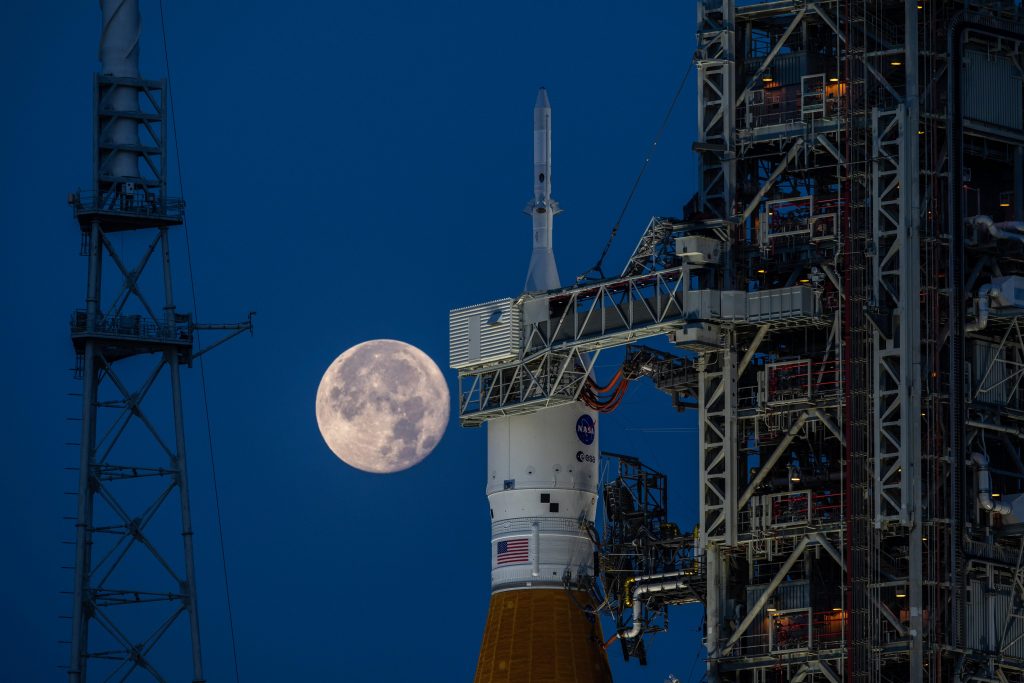 Cohete de misión Artemis será colocado el martes en plataforma de lanzamiento