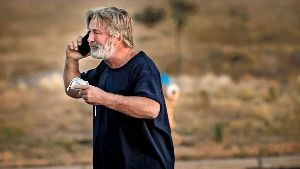 FBI concluye que Baldwin apretó el gatillo de la pistola que mató a Hutchins