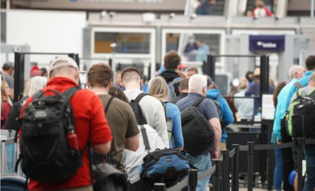 Biden quiere que las aerolíneas indemnicen a sus pasajeros si hacen cambios