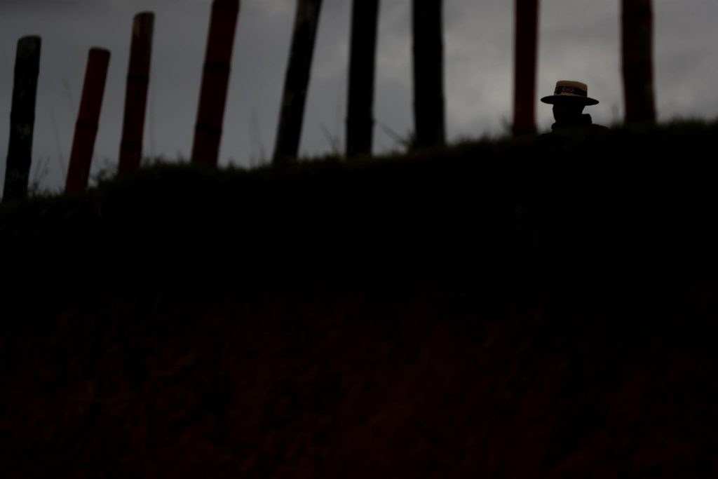 Colombia dejará de bombardear campamentos de grupos armados ilegales donde haya menores