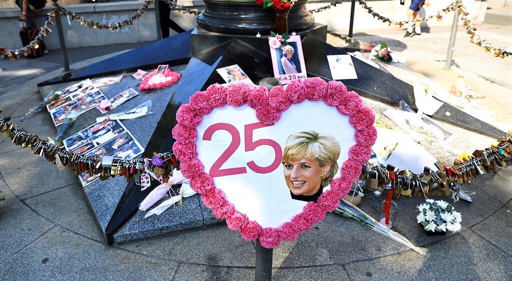 Curiosos y periodistas en el monumento que recuerda a Lady Di en París