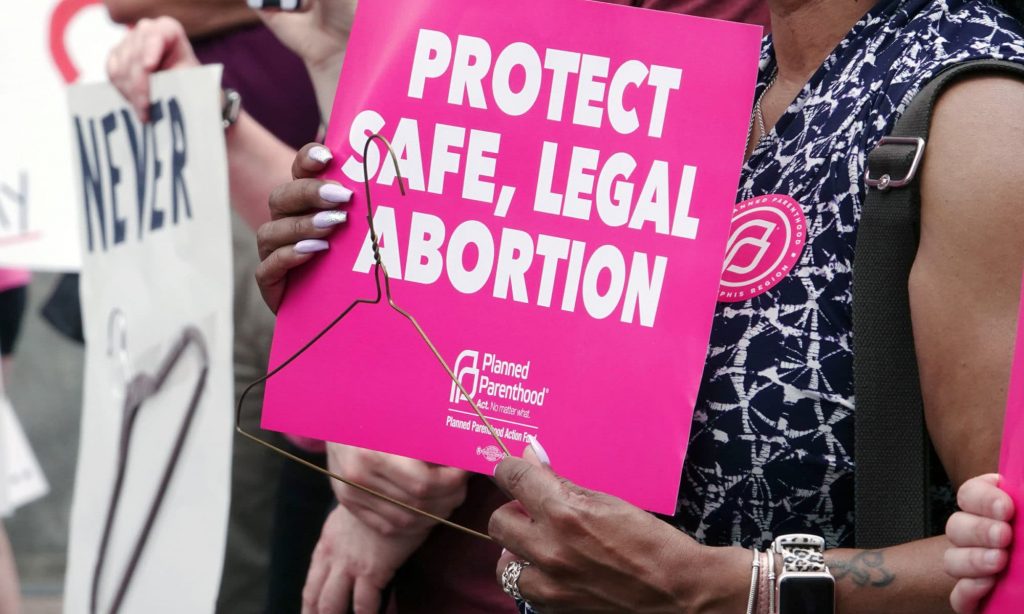 Kansas ratifica el derecho al aborto en un referéndum histórico