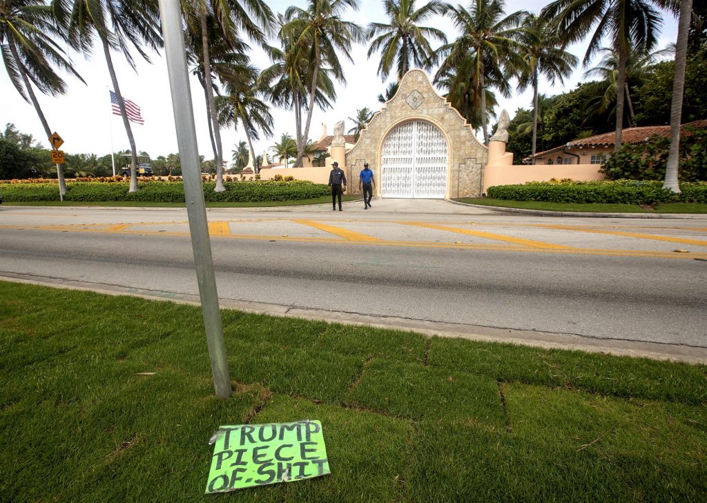 Mar-a-Lago amaneció en calma tras ser allanada por el FBI