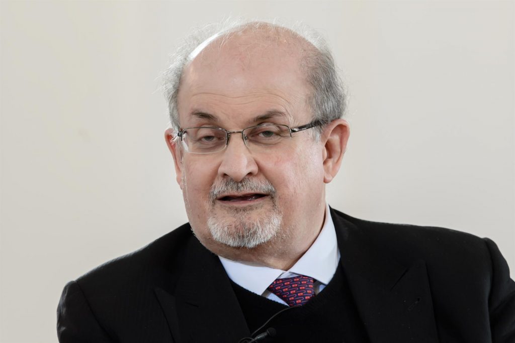 El ataque a Rushdie, de la bendición religiosa a la indiferencia en Irán