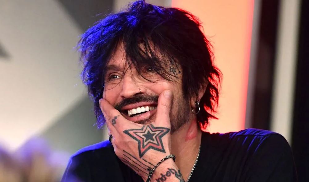 Tommy Lee publica un desnudo en las redes y abre el debate sobre la censura