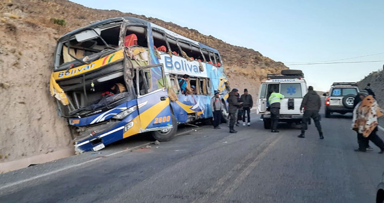 Al menos 5 muertos y unos 21 heridos deja accidente de autobús en Bolivia