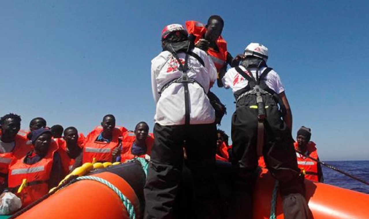 El barco de MSF rescata a 90 migrantes en el Mediterráneo central