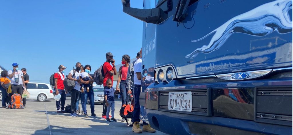 Texas impone acuerdo de confidencialidad a autobuses que trasladan emigrantes