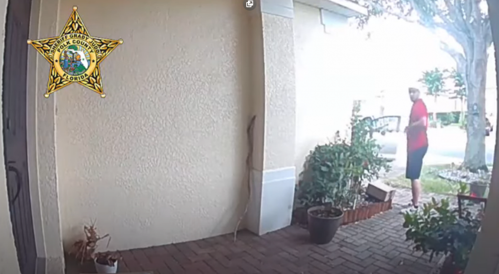 Video muestra el momento en el que un conductor roba un paquete en una casa de Davenport