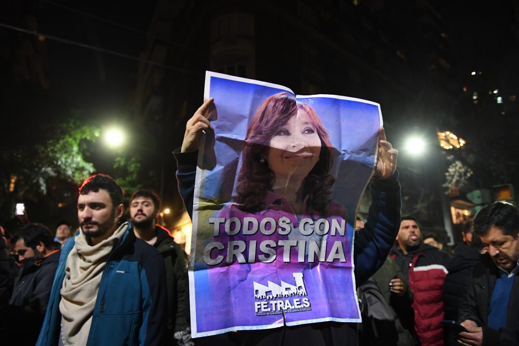 Policía reforzó vigilancia de jueces y fiscales implicados en juicio de Cristina Fernández