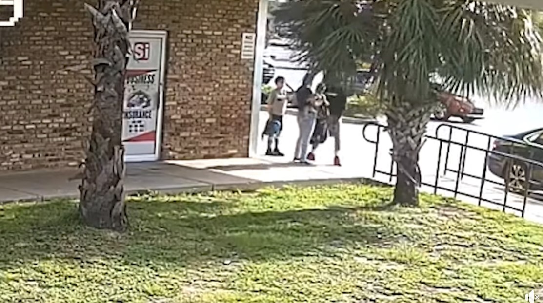 Aterrador: Una mujer y sus hijos los asaltaron a punta de pistola en Orlando
