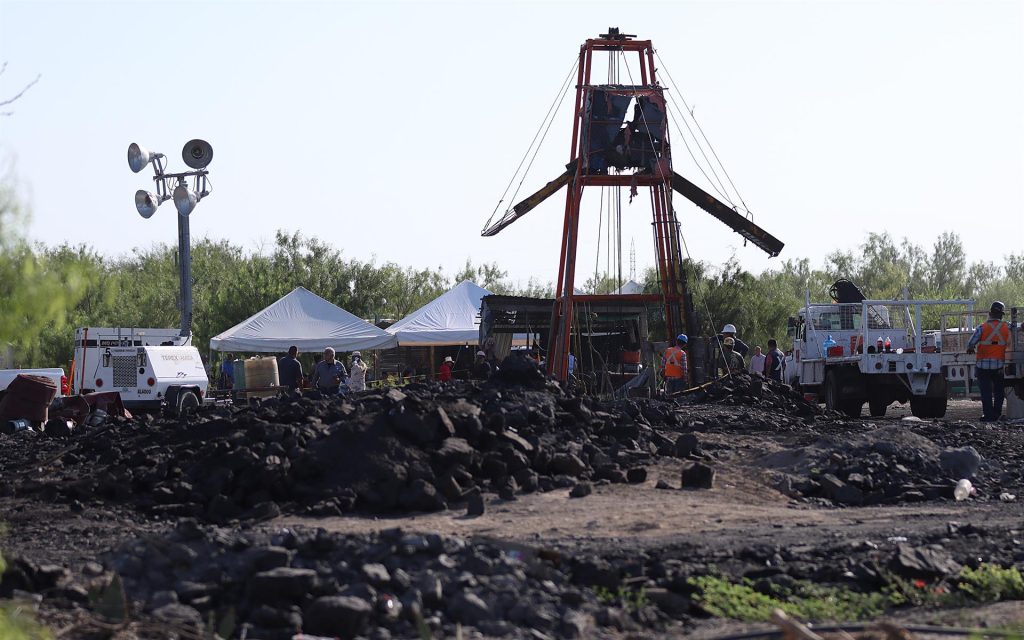 México contra reloj para rescatar a 10 mineros atrapados por derrumbe de mina de carbón