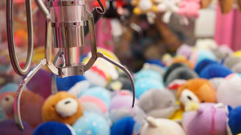 Un niño quedó atrapado dentro de una máquina de peluches en Brasil