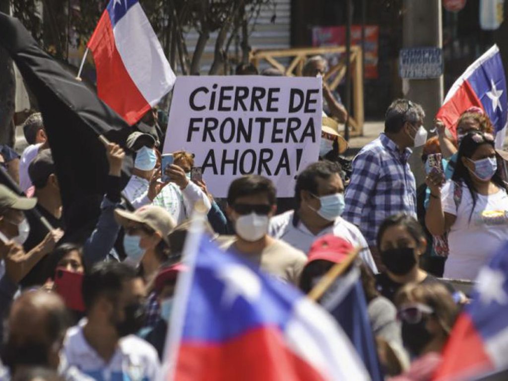 Manifestantes queman pertenencias de migrantes en protesta al norte de Chile