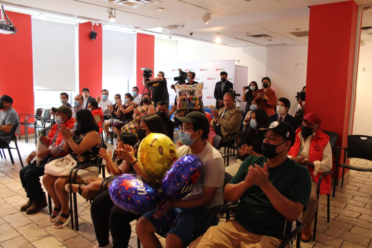 Padres mexicanos se reencuentran con sus hijos en Nueva York tras décadas