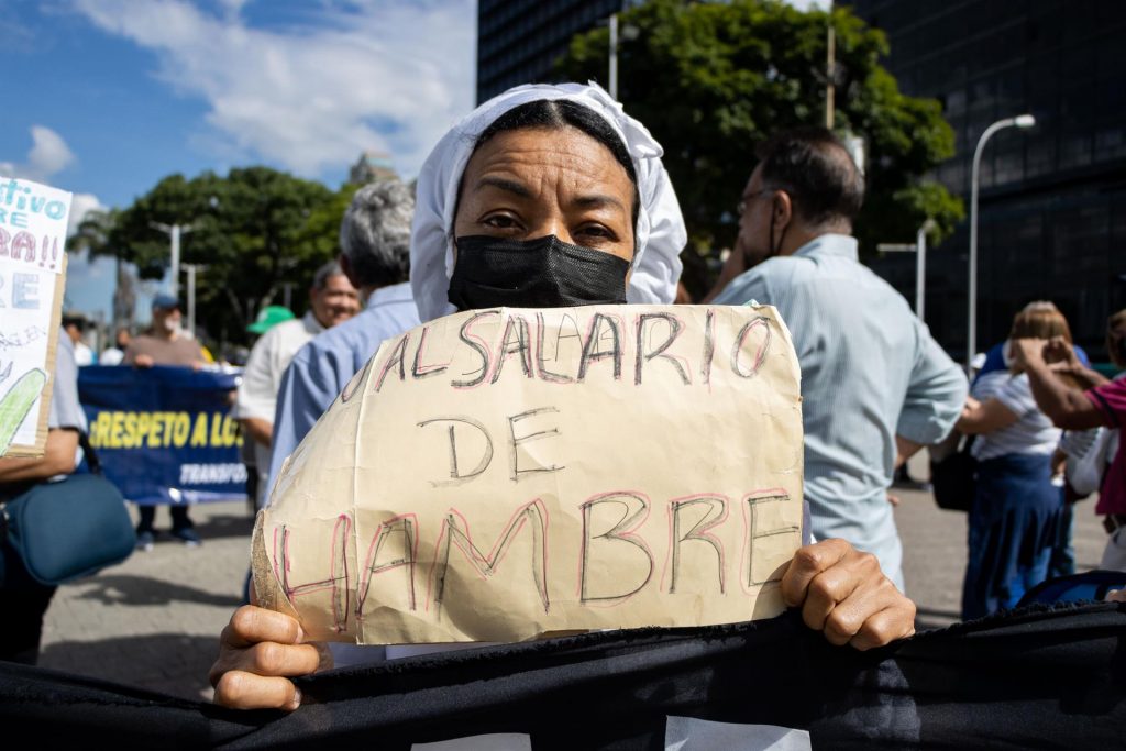 Trabajadores públicos venezolanos persisten en la calle para reclamar pagos