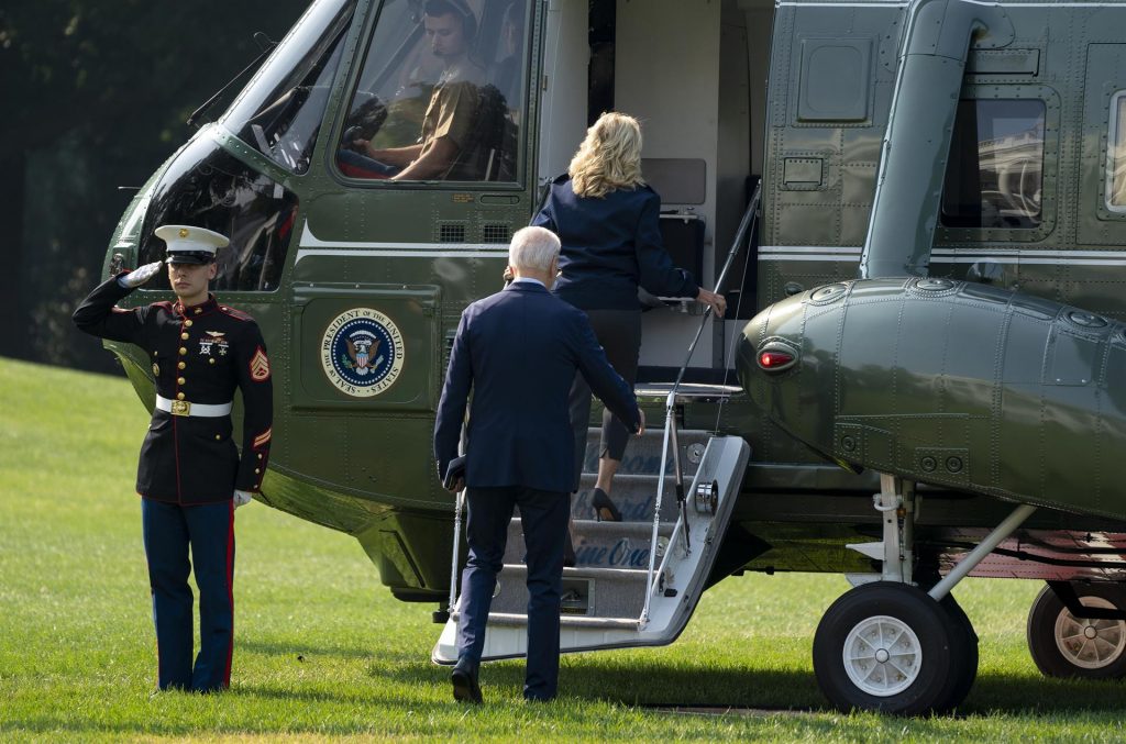 Biden vuela hacia Londres para estar en el funeral de Isabel II