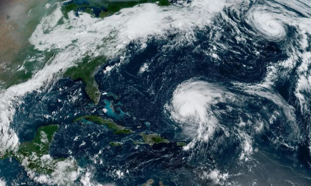 Tormenta tropical Earl se fortalece y amenaza a las Bermudas