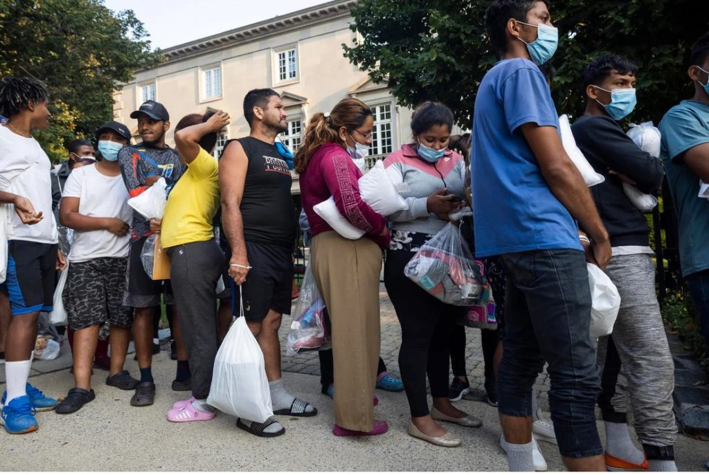 Texas envía otro bus con migrantes a la residencia de Kamala Harris